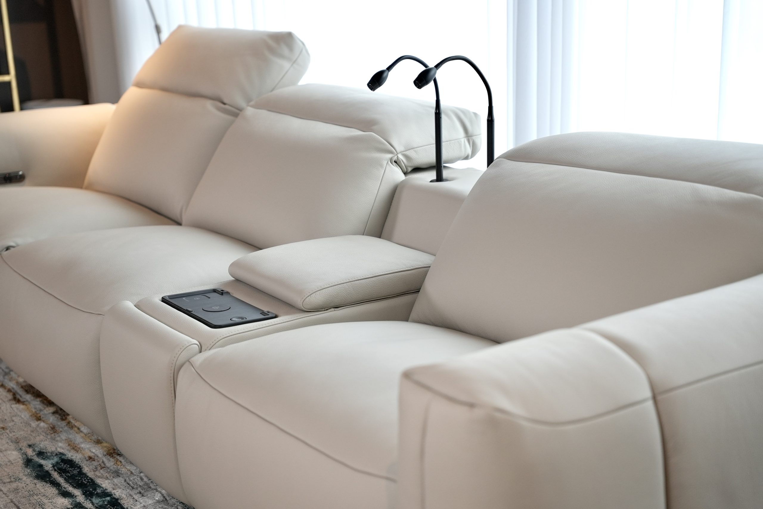 Chi tiết da bò thật và động cơ thư giãn trên sofa Bella Bocelli A5379