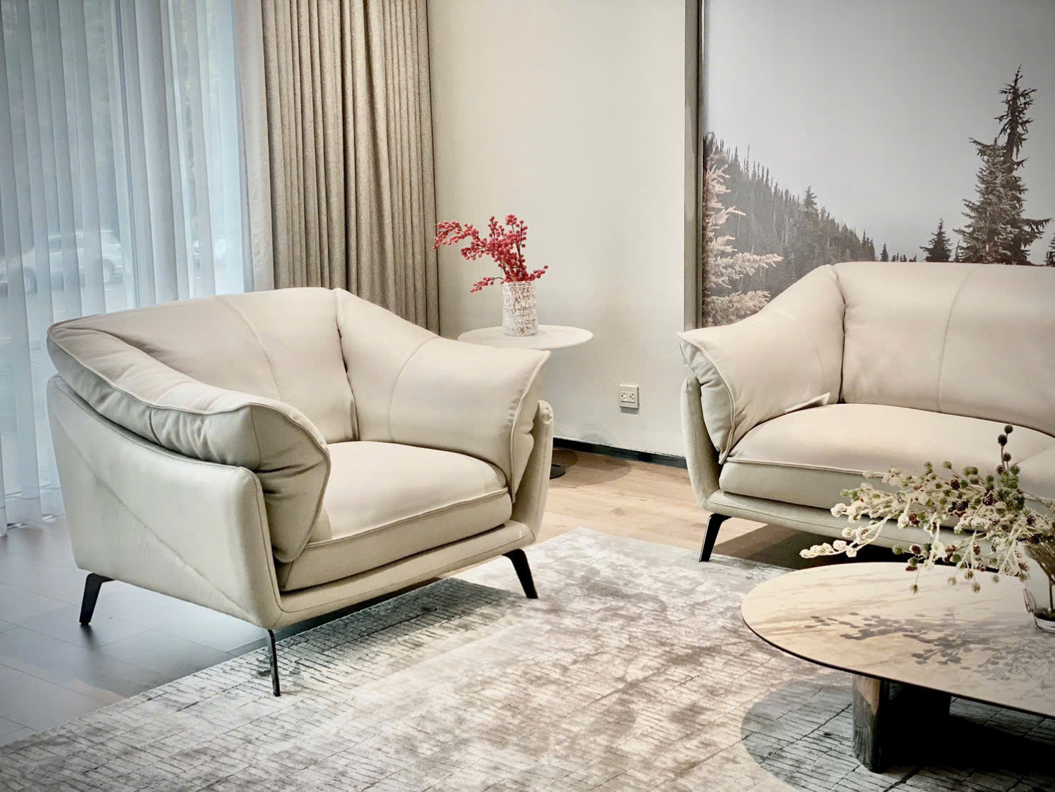 Chi tiết da bò thật và đường khâu trên sofa Classico Bocelli A5320 tại showroom