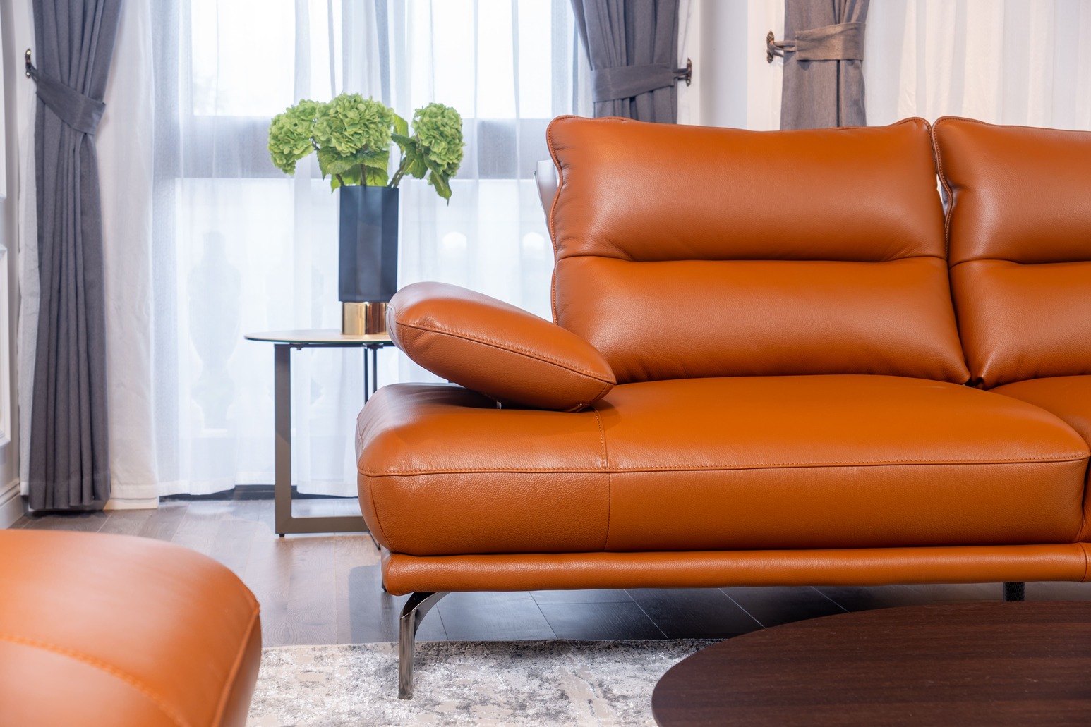 Chi tiết tay vịn đa khẩu độ và chân kim loại trên sofa Lucca Bocelli A5260