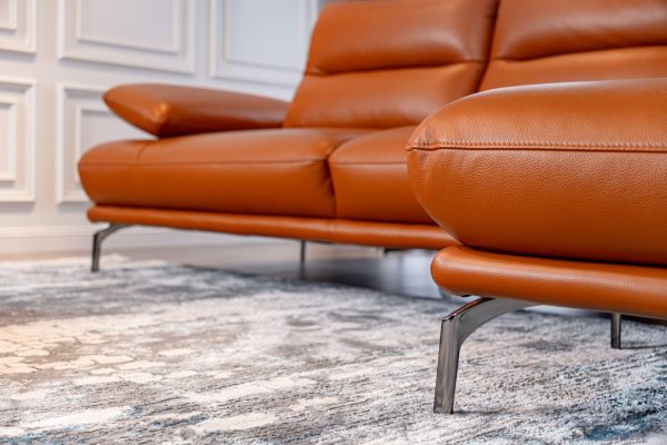 Phòng khách hiện đại với sofa Lucca Bocelli A5260 và đôn rời Đôn Lucca