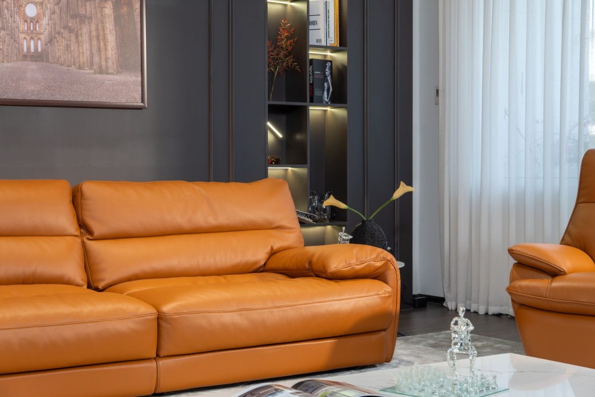 Chi tiết da bò thật và đệm lông vũ trên sofa Lucia Bocelli A5202 tại showroom