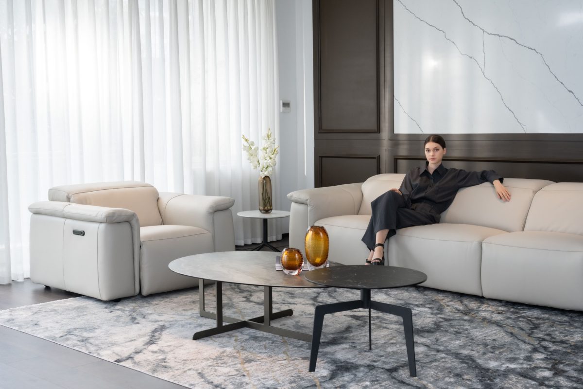 Chi tiết da bò thật toàn phần và đường khâu trên sofa Caterina Bocelli A5103 tại showroom