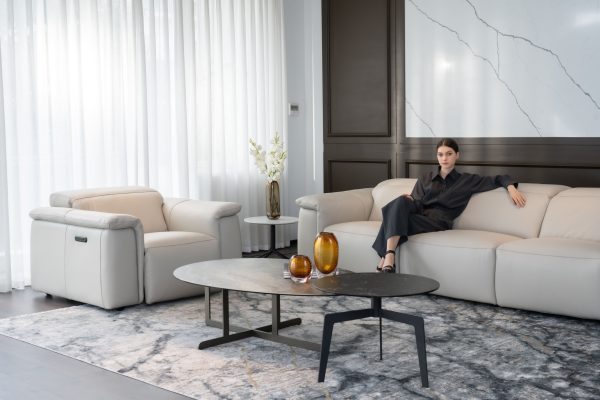 Chi tiết da bò thật toàn phần và đường khâu trên sofa Caterina Bocelli A5103 tại showroom